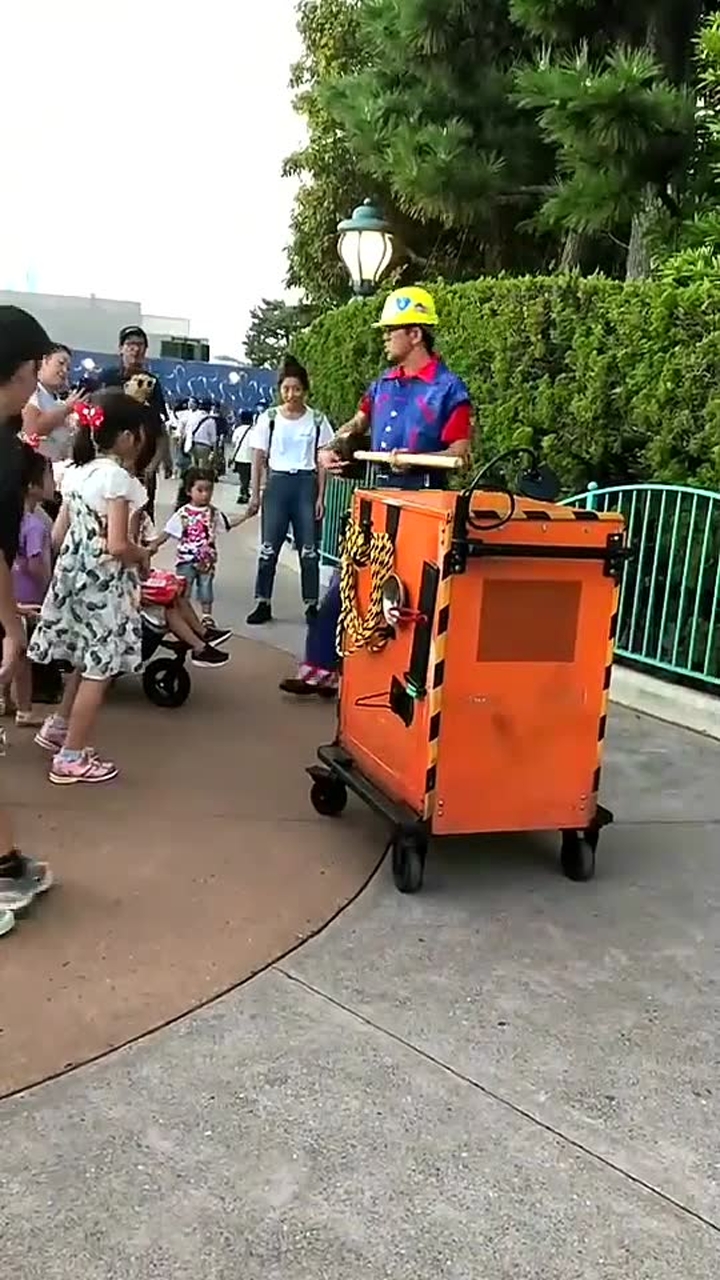 日本游乐园幽默搞笑的工作人员