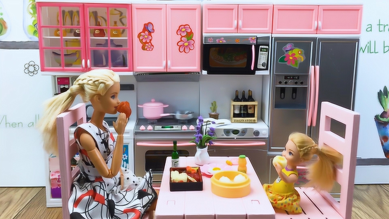 芭比早上为妹妹凯莉做早餐