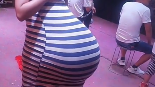 美女这肚子里面怀的是四胞胎吧?我从没有见过肚子这么大的!