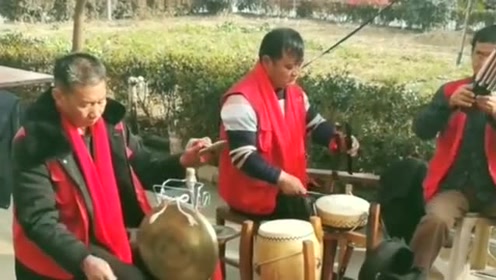 农村的大爷们都很有才艺，会敲锣和打鼓，而且节奏感还控制很好！
