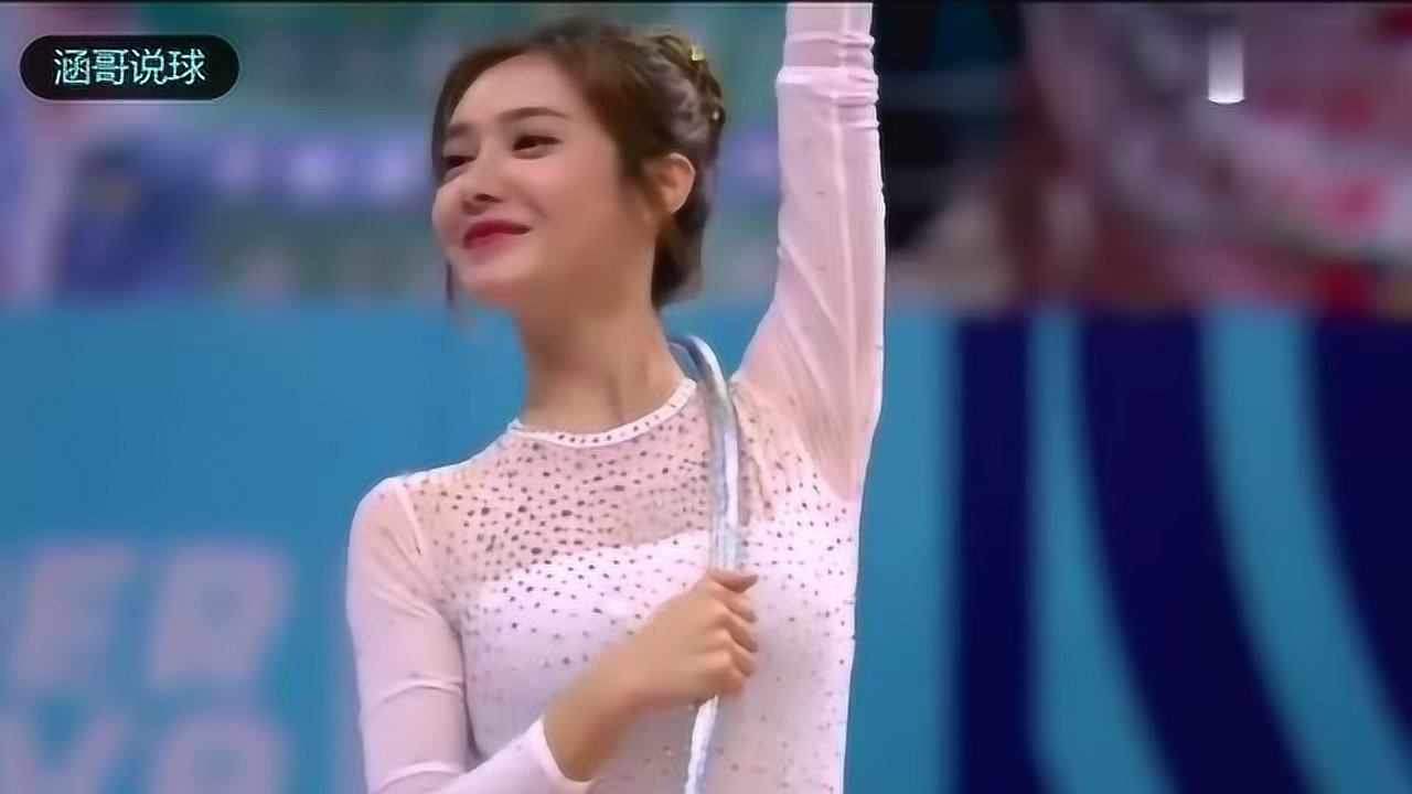 主持人美娜超新星全运会大秀一字马,令人惊叹!