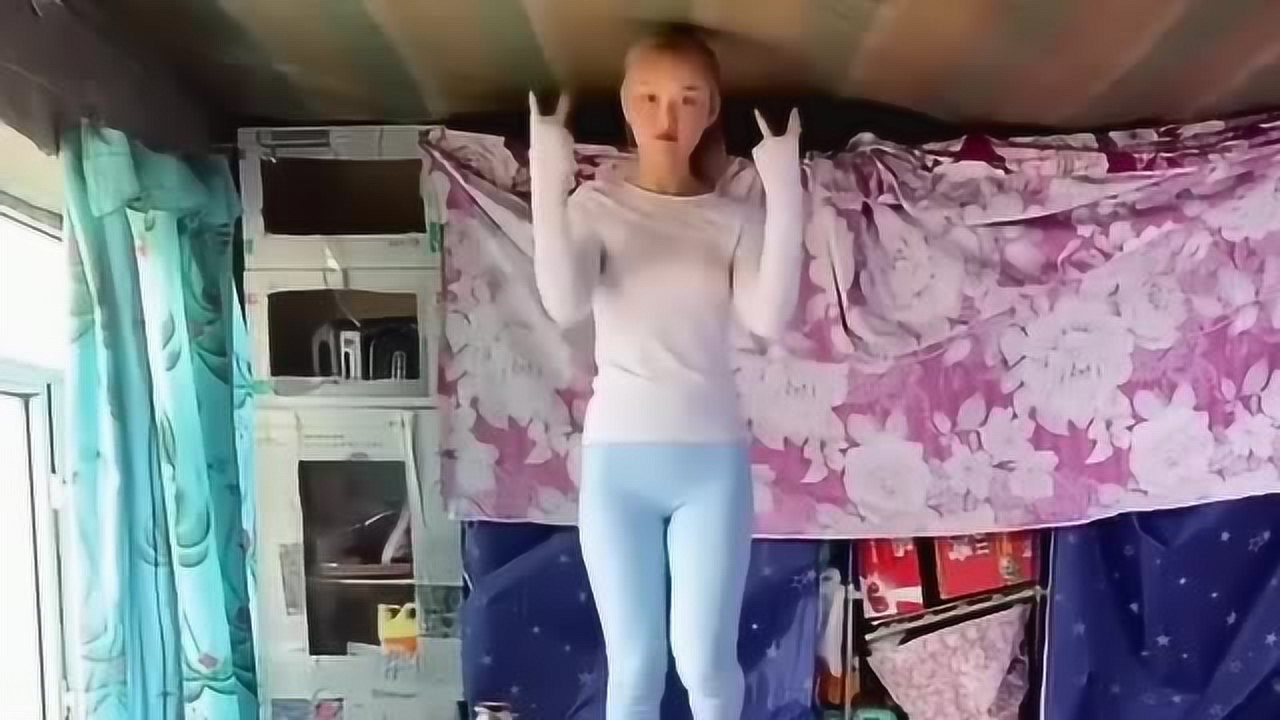贵州美女在床上扭秧歌,身材比例让人看了有点不可思议!