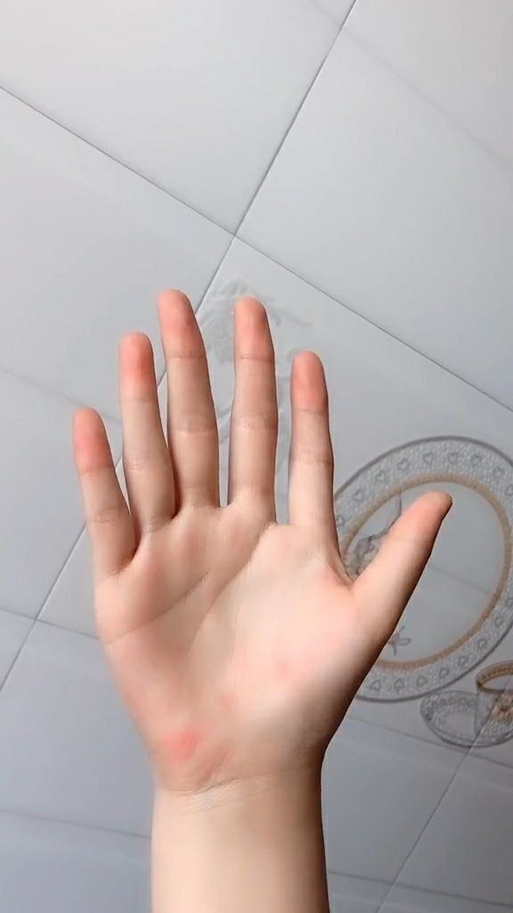 手心无肉,不靠夫家!小拇指短半截,此生无依无靠.