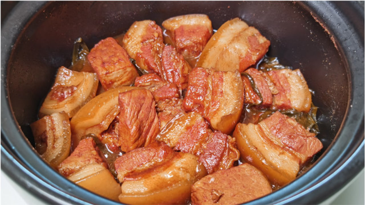 砂锅炖肉就是香,不用炒糖色,红润有食欲,入口即化,肉香不腻
