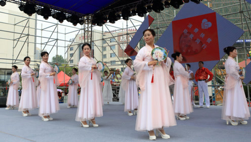 [图]衡阳市星雅美模艺术团：精彩旗袍秀——《又见江南桃花女》