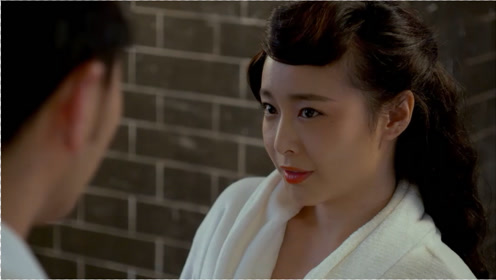 李三枪无意中看到孟秋月洗澡,被抓了个现形,太尴尬了