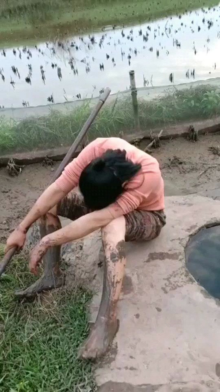 干活累了只能一个人偷偷的哭,离婚一无所有还带着孩子被很多人都瞧不