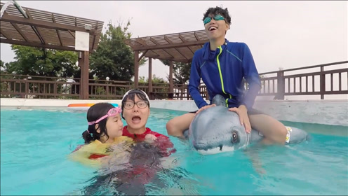 [图]韩国宝蓝和爸爸一起玩水上乐园挑战赛，亲子互动游戏太好玩了！