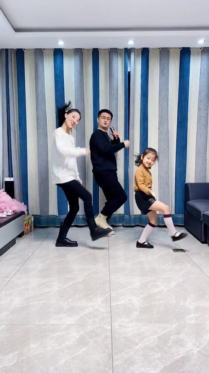 我不是白富美,他不是高富帅,但是我们是快乐幸福一家人!#跳舞