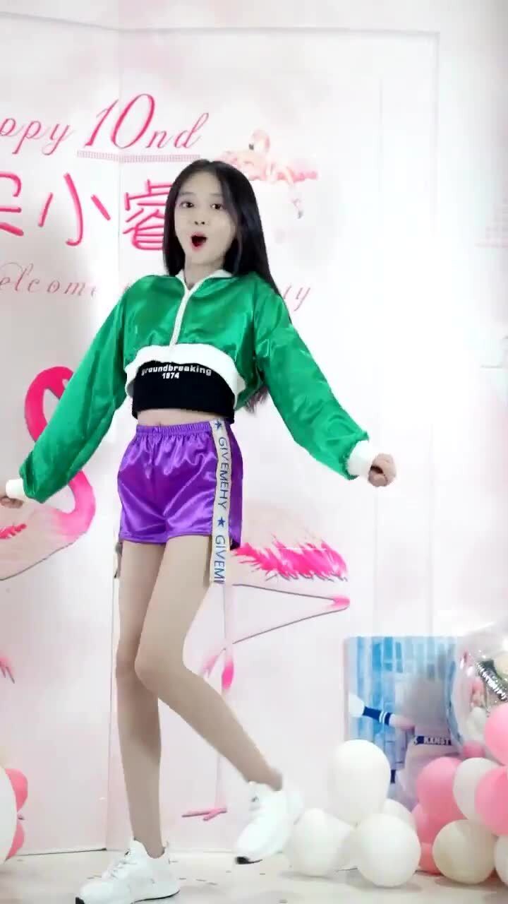 宋小睿穿短裤跳舞,一双美腿又长又直又白,我承认我羡慕了!