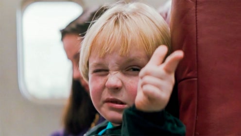 熊孩子坐飞机恶作剧,冲乘客比开枪手势!不料乘客竟掏出真家伙!