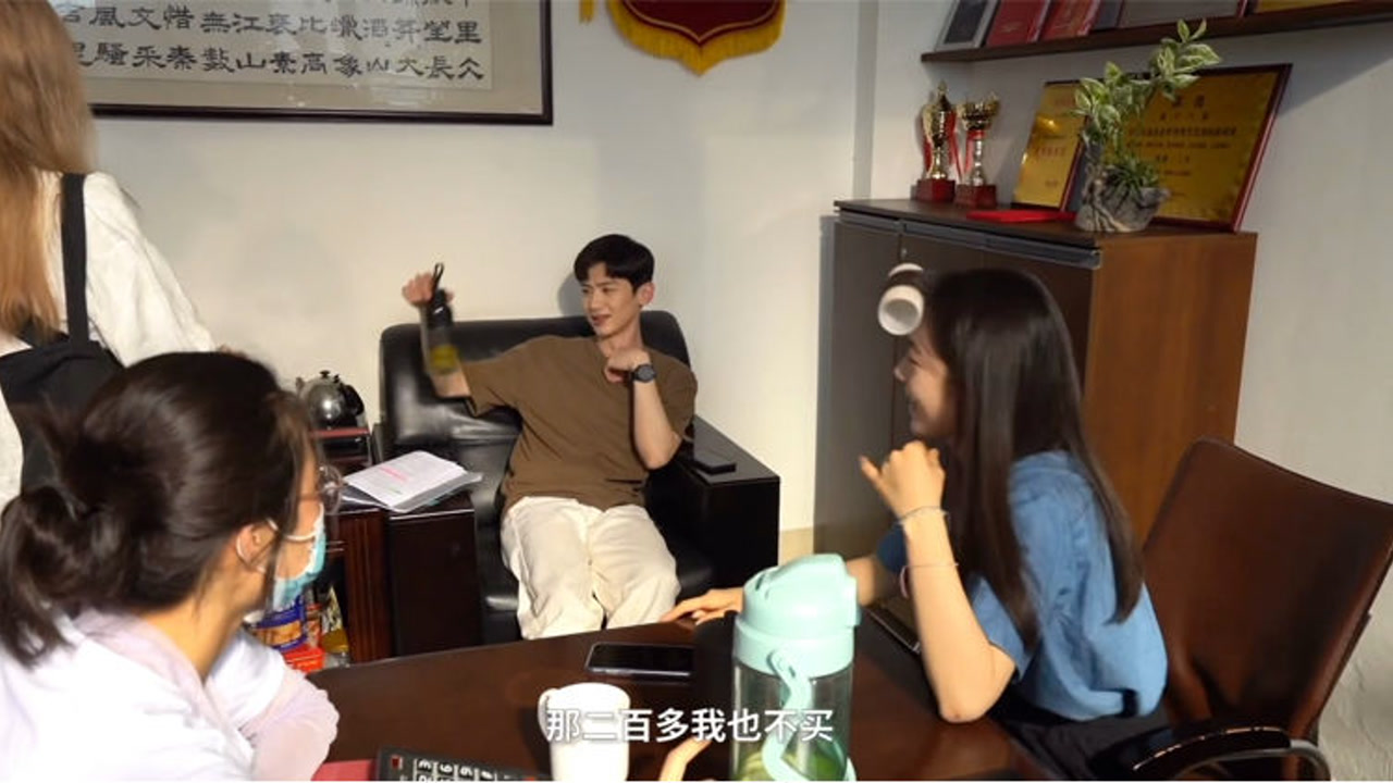 开端花絮:白敬亭研究赵今麦的水瓶