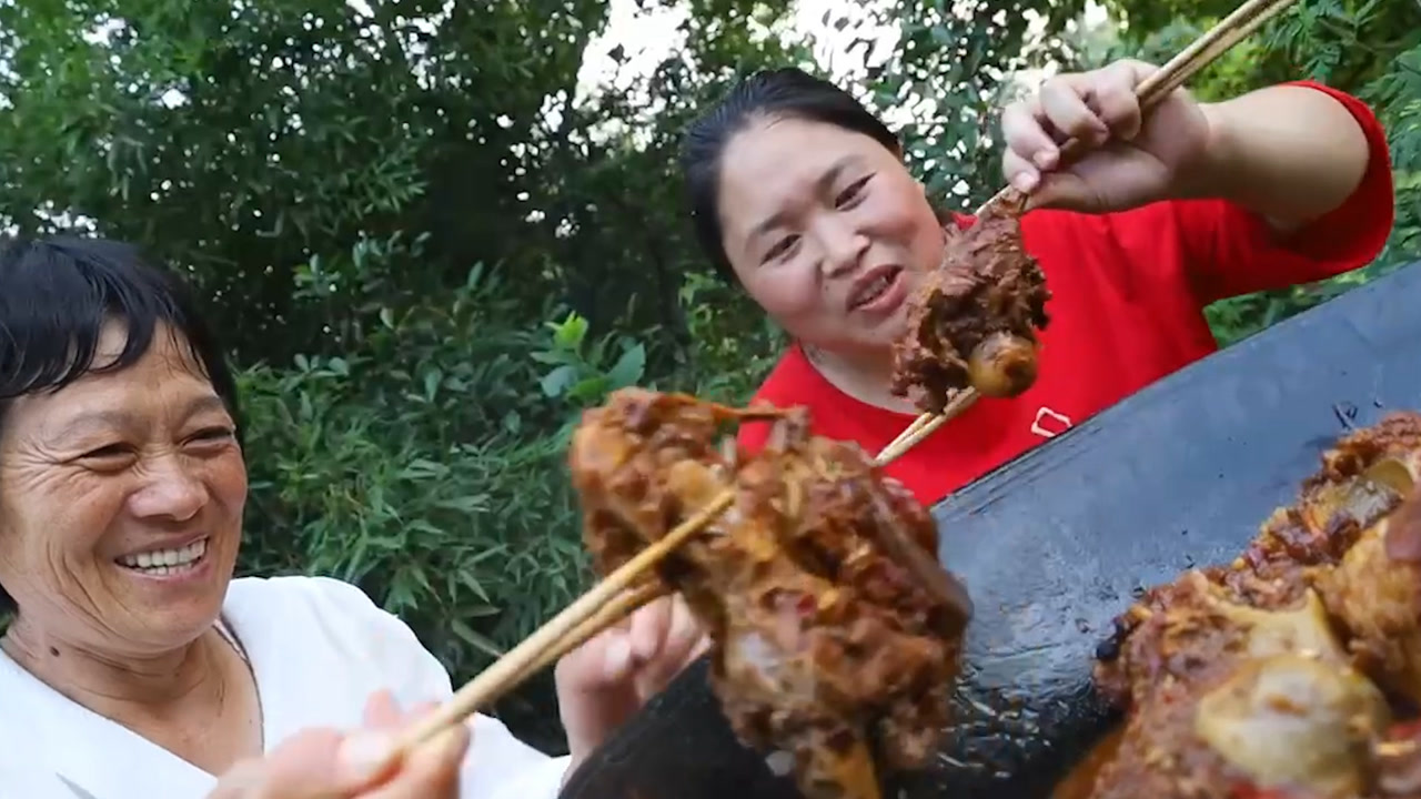 陈说美食:30岁的胖妹在市里买房买车,做的香辣蟹太馋人了,真赞