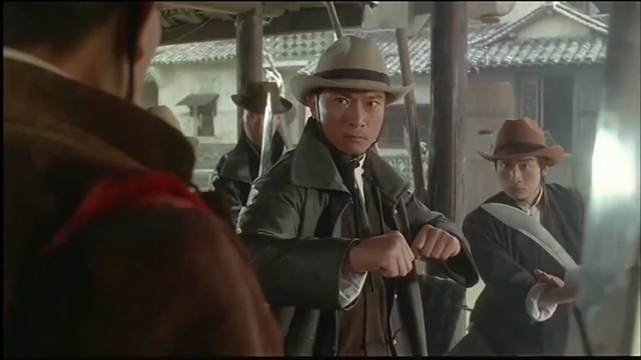 醉猴:这就是大师的气场,刘家良虽身负重伤,却没人敢轻易靠近他