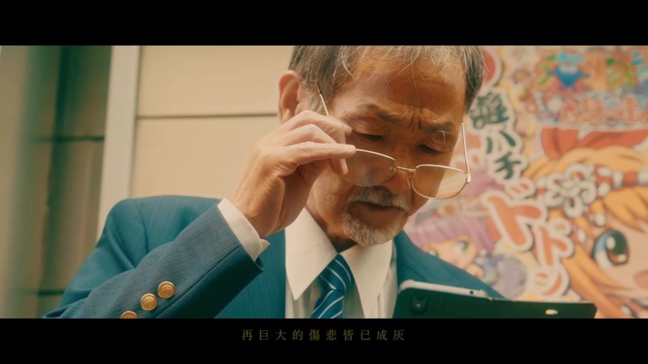 这次是告五人在某大学不插电的演出潘云安的吉他有力歌声真挚犬青略显