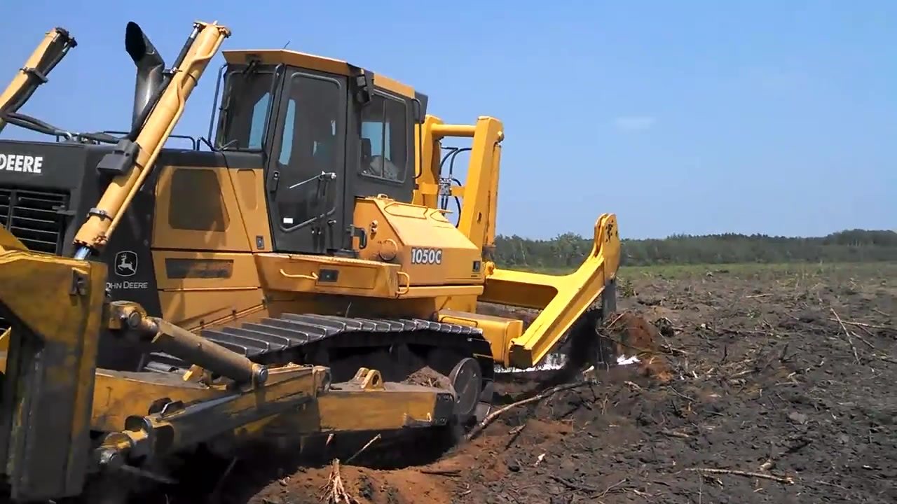 约翰迪尔推土机,去田间犁地,很深!