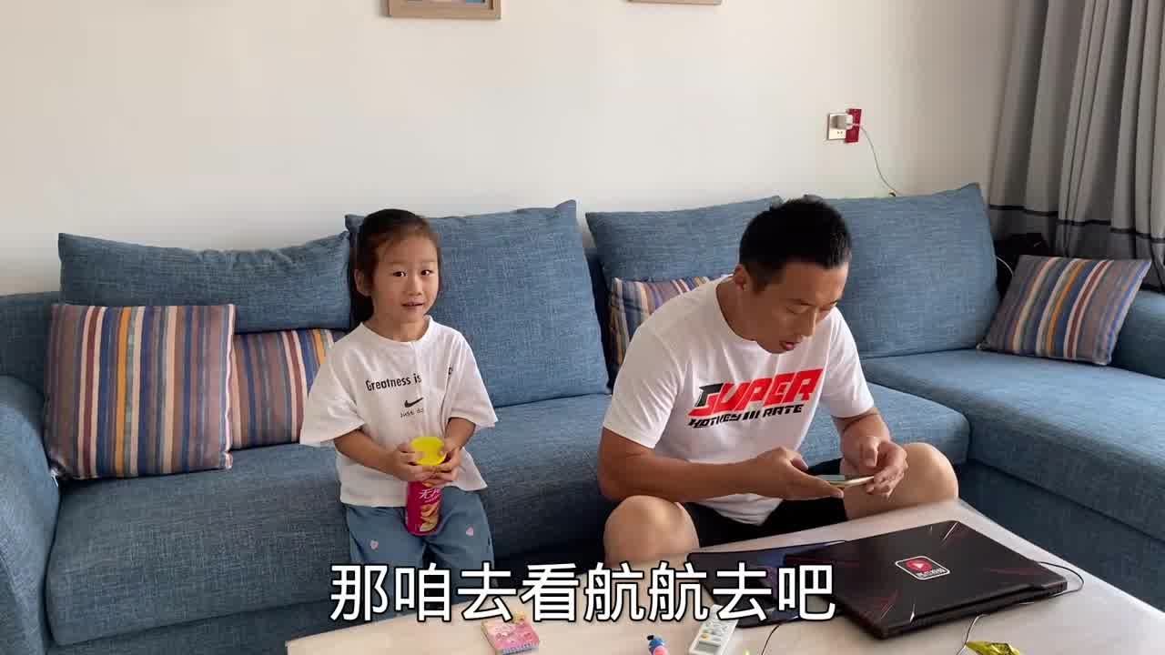 老公一个多月没回家,航航看到爸爸激动的叫个不停,二丫一脸幸福