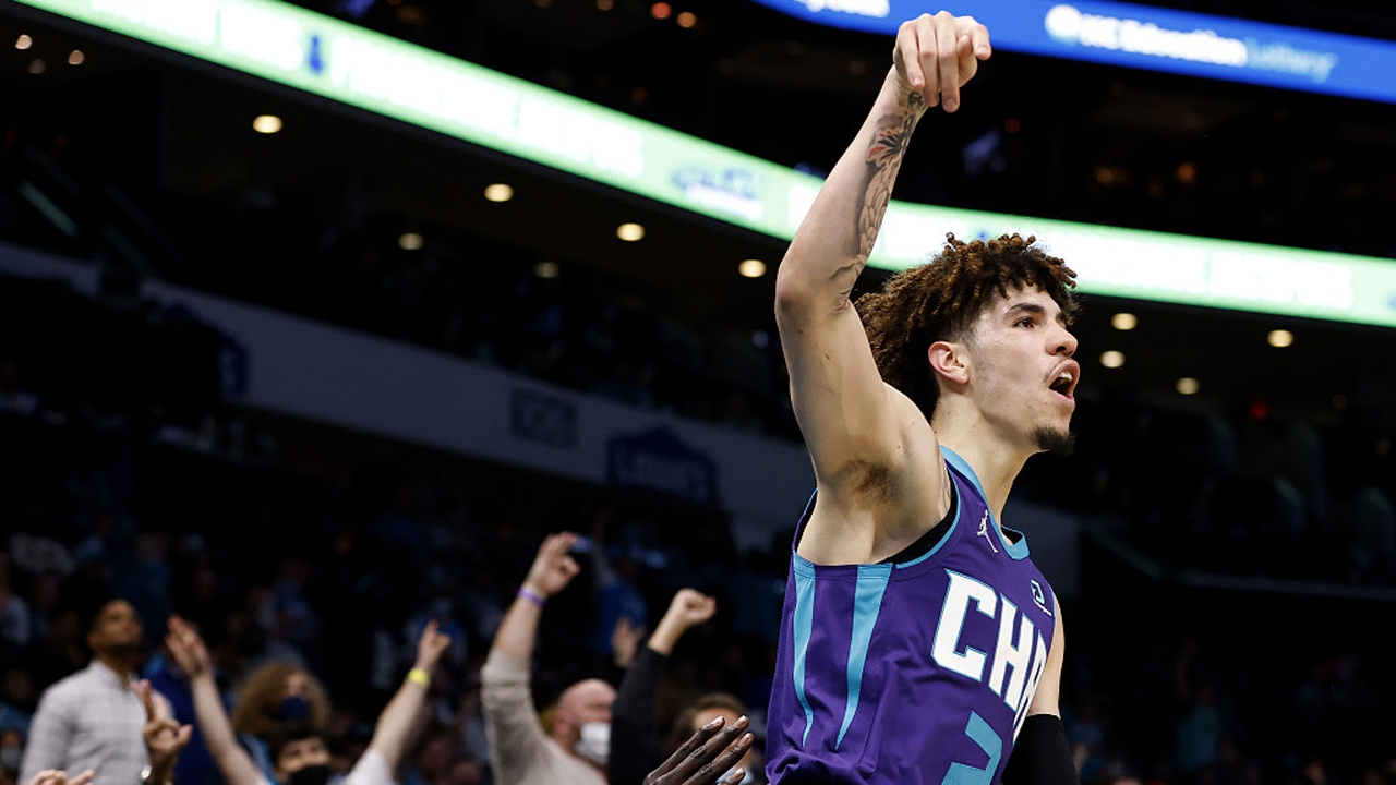 15日NBA十佳球 三球狂秀操作两度上榜 伊戈达拉背传助攻纵贯全场