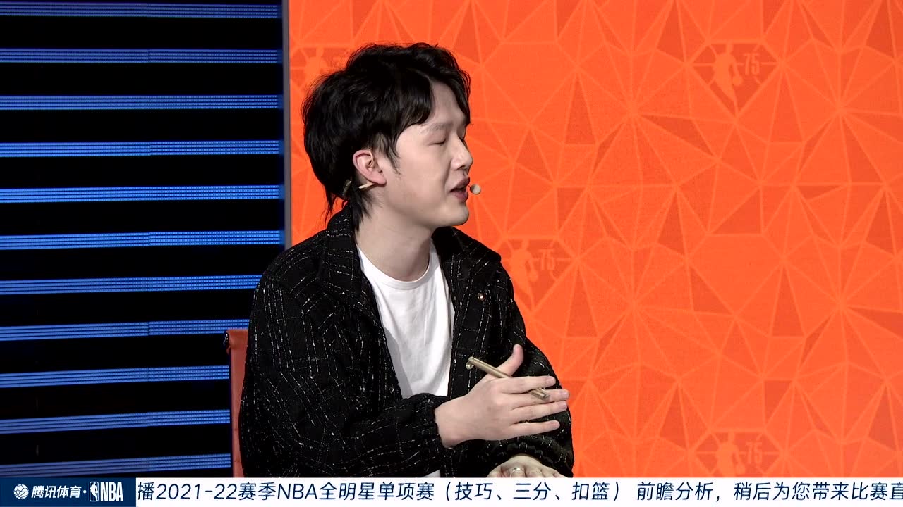 弹幕问威少为什么没来三分大赛 吴悠：威少在练打板呢
