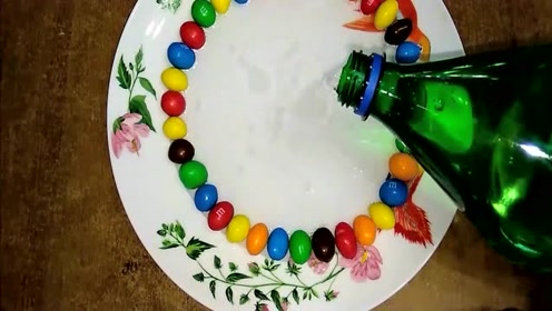 彩虹糖配上汽水竟然有这种效果,看到最后亮了