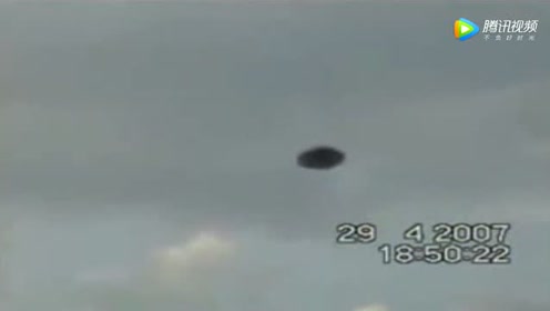 国外男子在野外用相机拍到 UFO 不明飞行物的图片