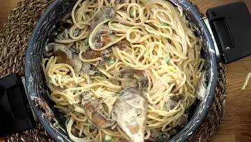 在家制作纯素白酱意大利面