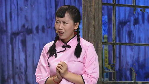 喜剧演员李静表演小品《民国奇案》,潘长江笑着直拍手