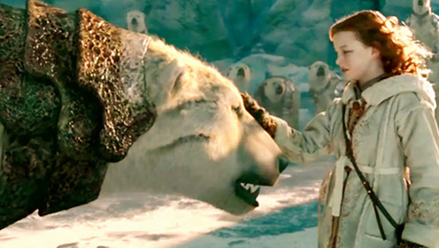 少女收服一只北极熊,不仅巨熊成了保镖,还当上北极之王!