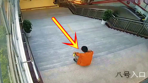 男子坐在楼梯口等人,忽然发现不对劲,起身就跑!