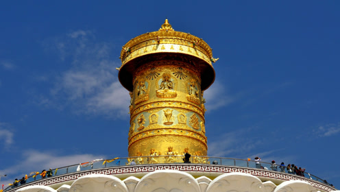 青海贵德,投资巨资建成最大的转经轮,我们又多了个世界第一