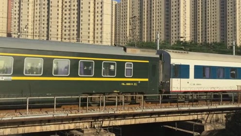 0:00:32京广铁路:含有三节原色25t的z70次列车,通过京广线石津灌渠