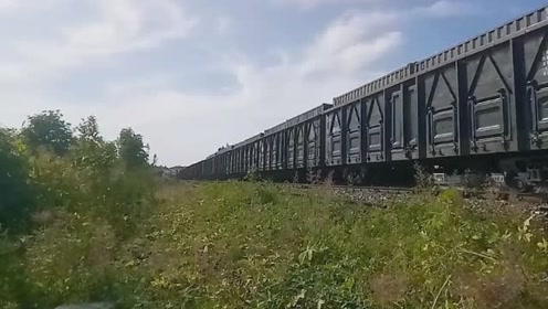 韶山8b—2000型001号机车牵引临客25b大列进站,全国仅2台