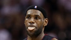 NBA轻松时刻：球场上那些让人尴尬的瞬间，詹姆斯被打脸！