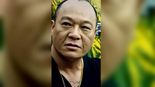 《古惑仔》中的大b哥,剧中的他总是恶形恶相,现实中却柔情似水!