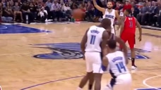 NBA轻松时刻，传球失误砸队友脸上，队友顿时懵了！