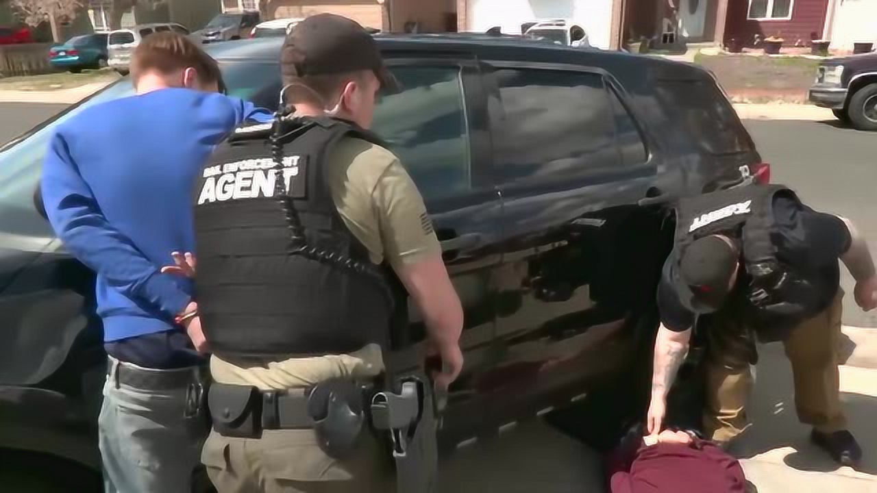 美国赏金猎人抓捕逃犯,一人抓一个跟玩儿一样,战斗力让人惊叹!