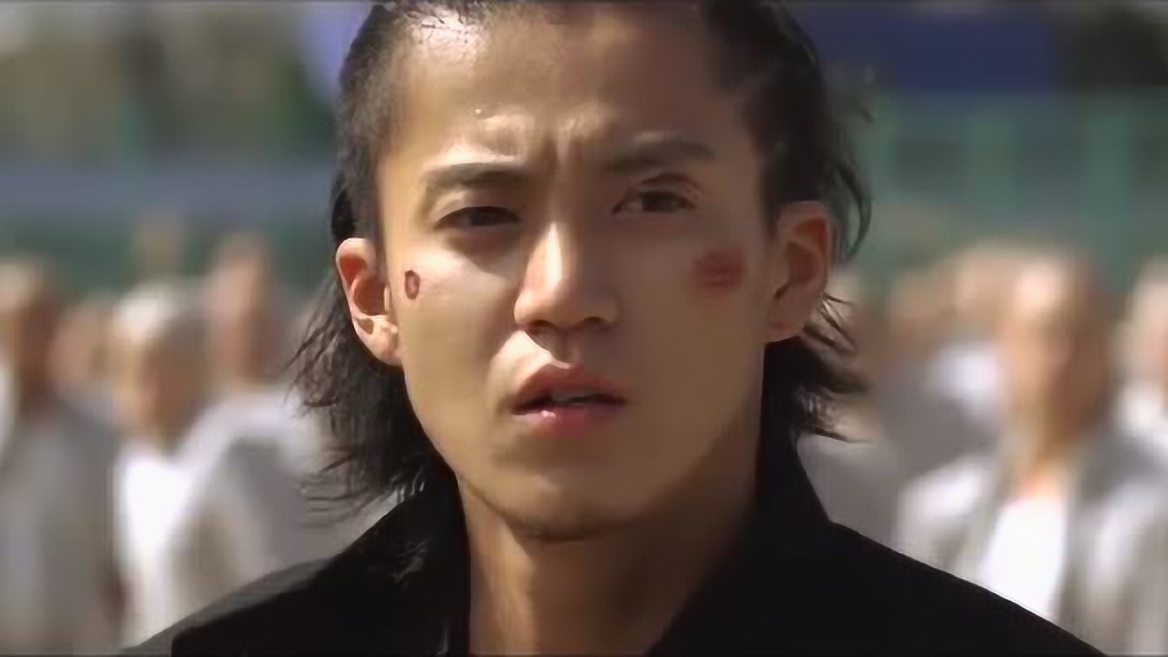 黑衣少年们中掺杂着一个白衣少年,显得格外炸眼