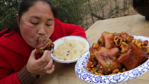 胖妹嘴馋,做1盆黄豆焖猪蹄,肥而不腻,直接上手拿着啃,真过瘾