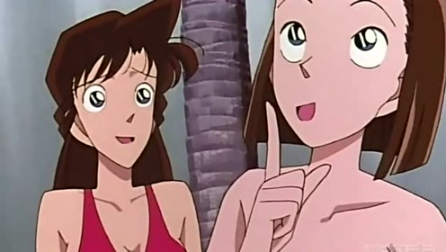 园子一语道破小兰这身泳装是为了新一买的,一旁的柯南满脸痴呆样