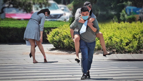 [图]女孩提着高跟鞋赤脚走在路上，得知原因后，路人纷纷将她背起