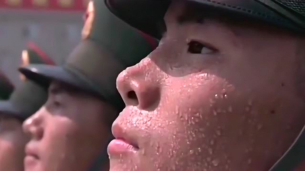 在烈日炎炎之下,军人们顶着大太阳练习军姿,脚下面都成了一滩水了!