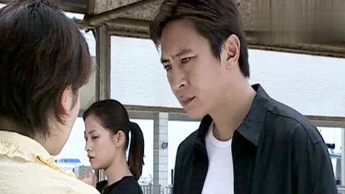 绿萝花伊蕊和嘉伟紧紧相拥,不料这一幕被安萍看见,竟跳海自杀