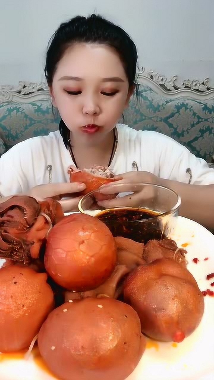 吃播小姐姐吃大羊脑,大口吃的太有食欲了,看她吃得太香了好馋!
