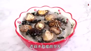 用莲藕来包馄饨，清热润肺，皮薄馅香汤开胃