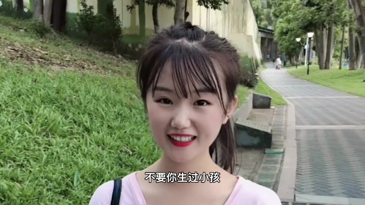 搞笑视频,美女想做小伙的女朋友,小伙嫌弃美女生过小孩,真逗!