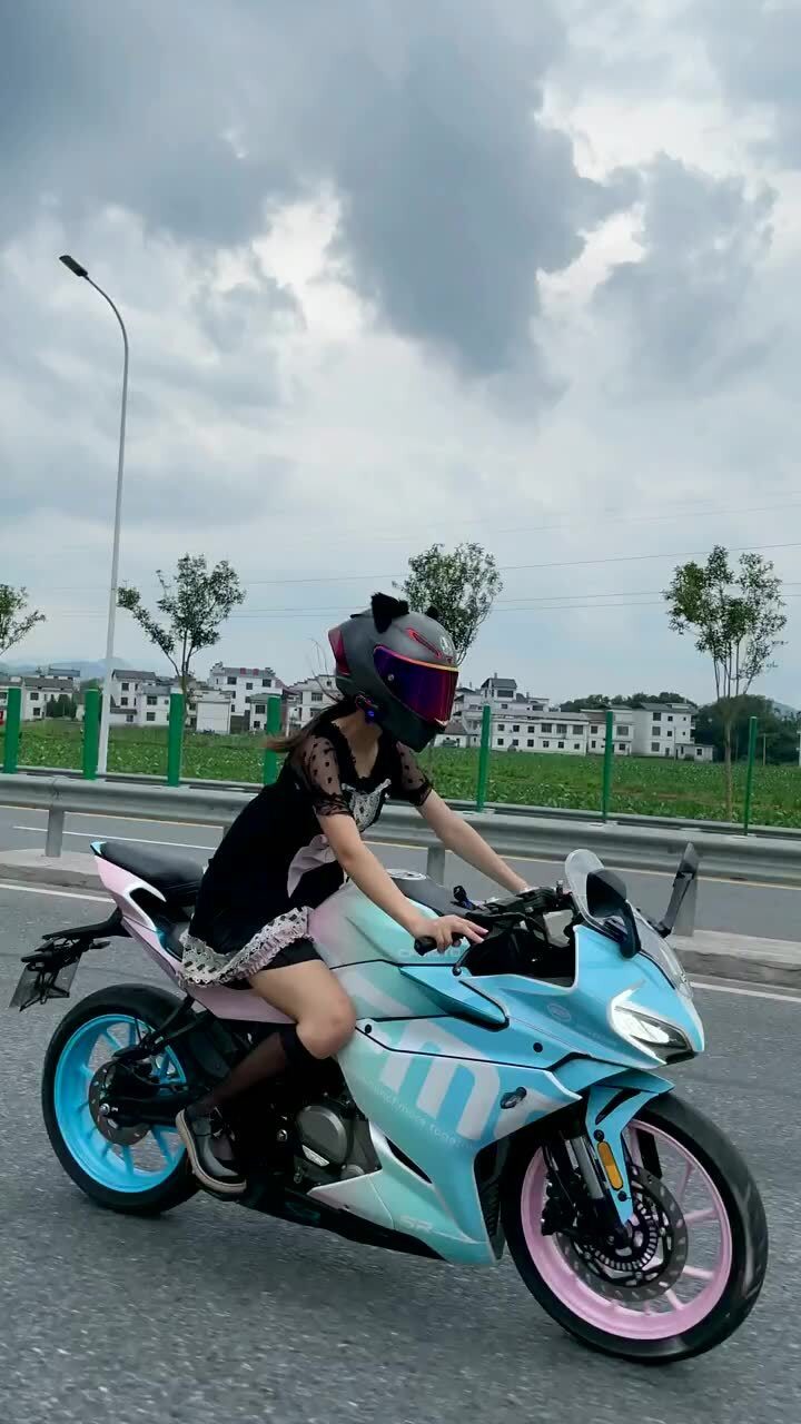 你不骑摩托车,怎么能体会到摩托车的快乐,小姐姐真是太酷了