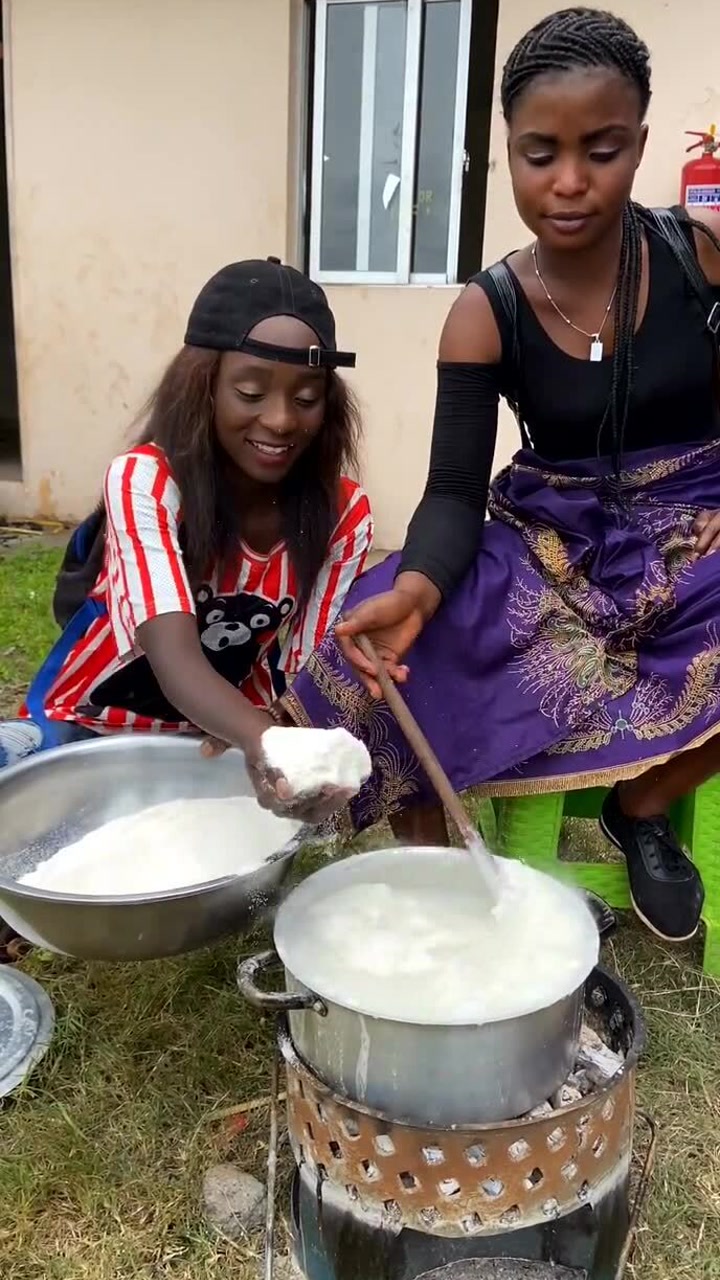 非洲人天天吃的"西马"到底是什么?看到制作过程,真让人受不了