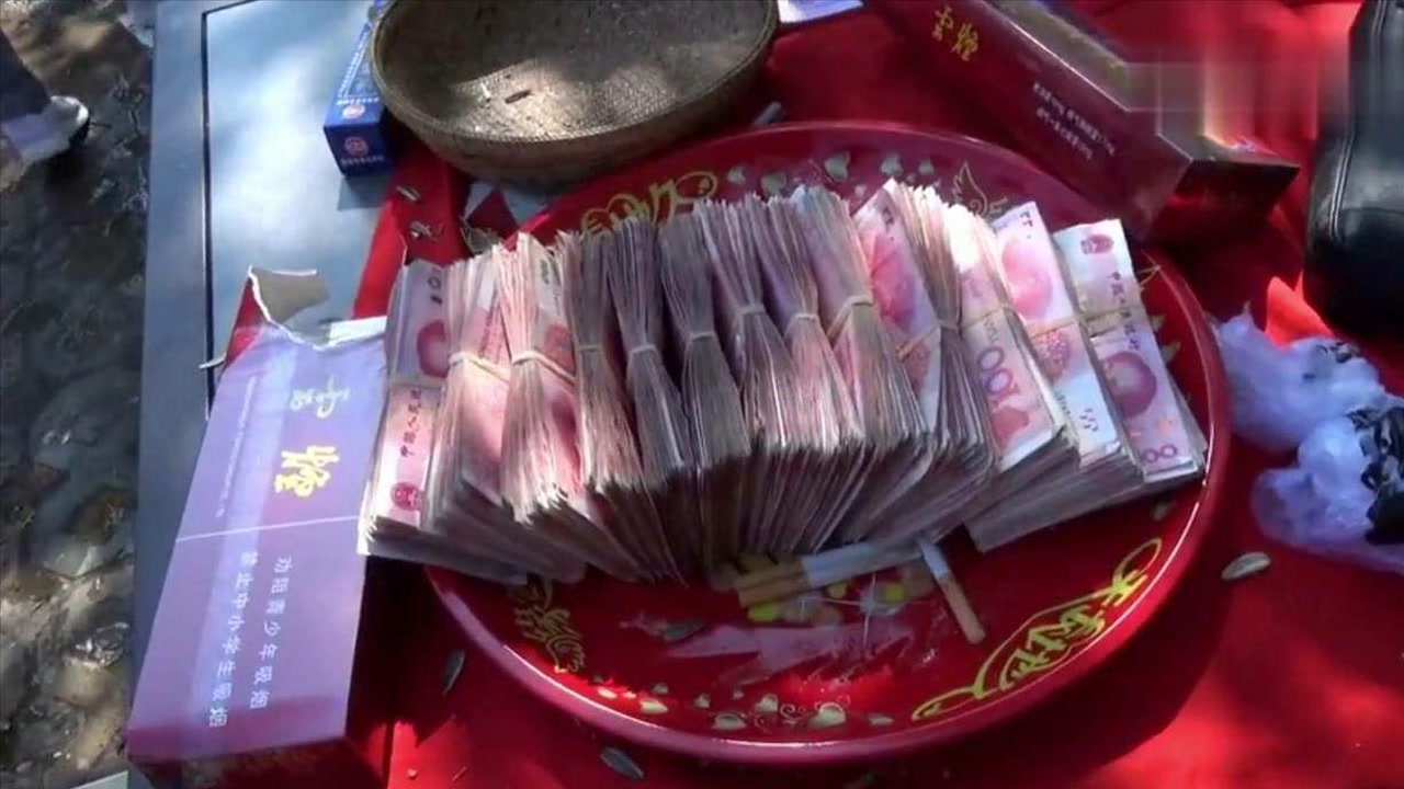 四川甘洛彝族一家办喜酒,酒席很简单,礼金却收了几十万