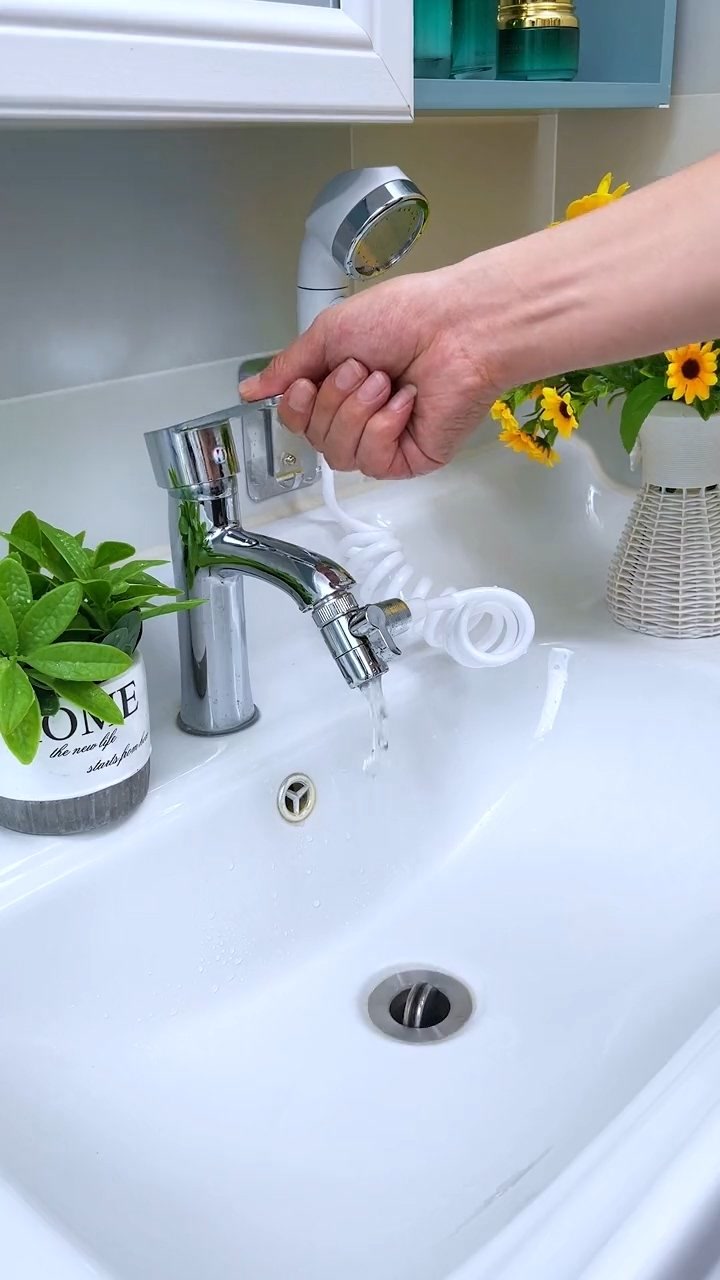 家里水龙头安装一个花洒,用它洗头真的太方便了!