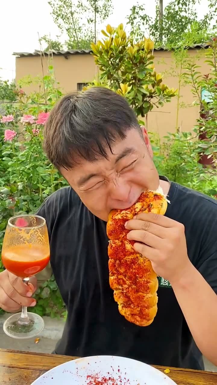 小帅还是斗不过大超呀这鲜榨果汁和毛毛虫面包是上榜的黑暗料理佩服